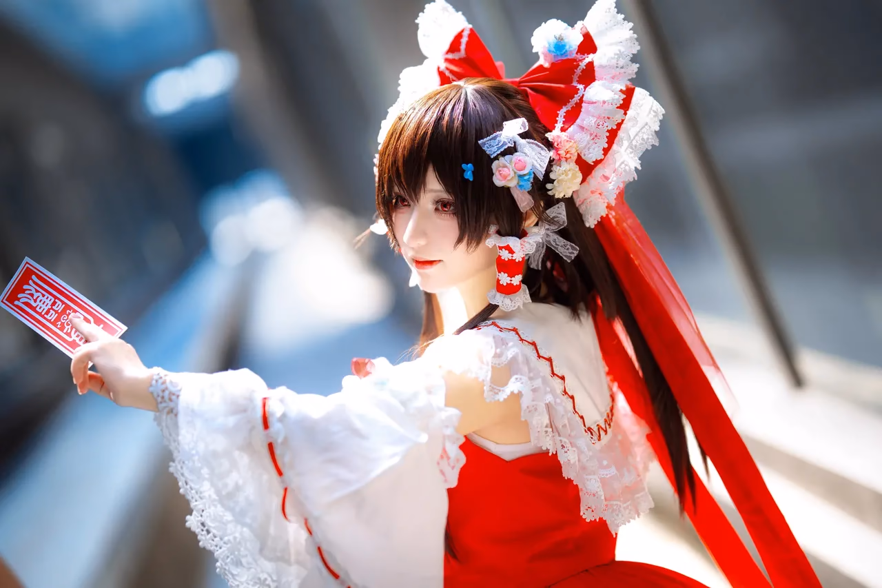 Hua Qi Hana as Reimu Hakurei — cosplay photo 12 of 88