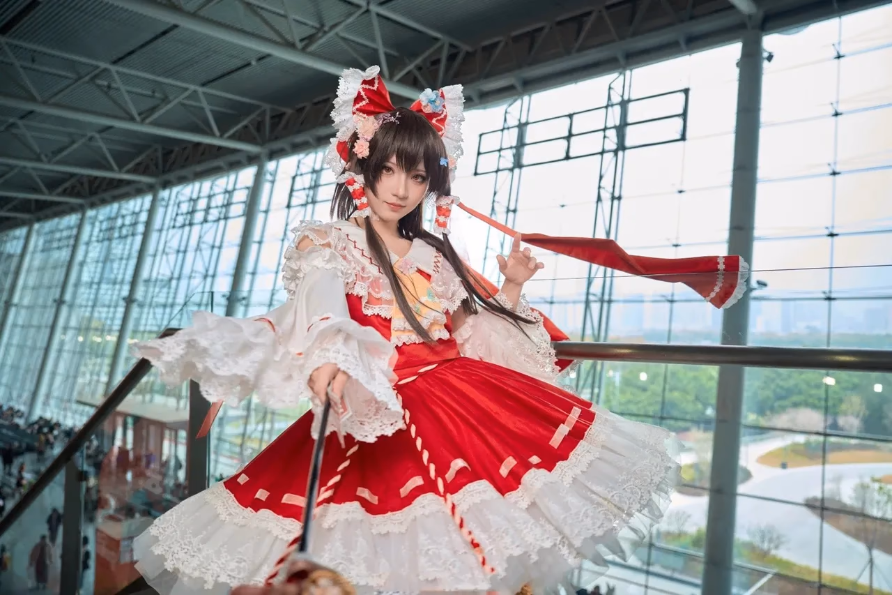Hua Qi Hana as Reimu Hakurei — cosplay photo 19 of 88