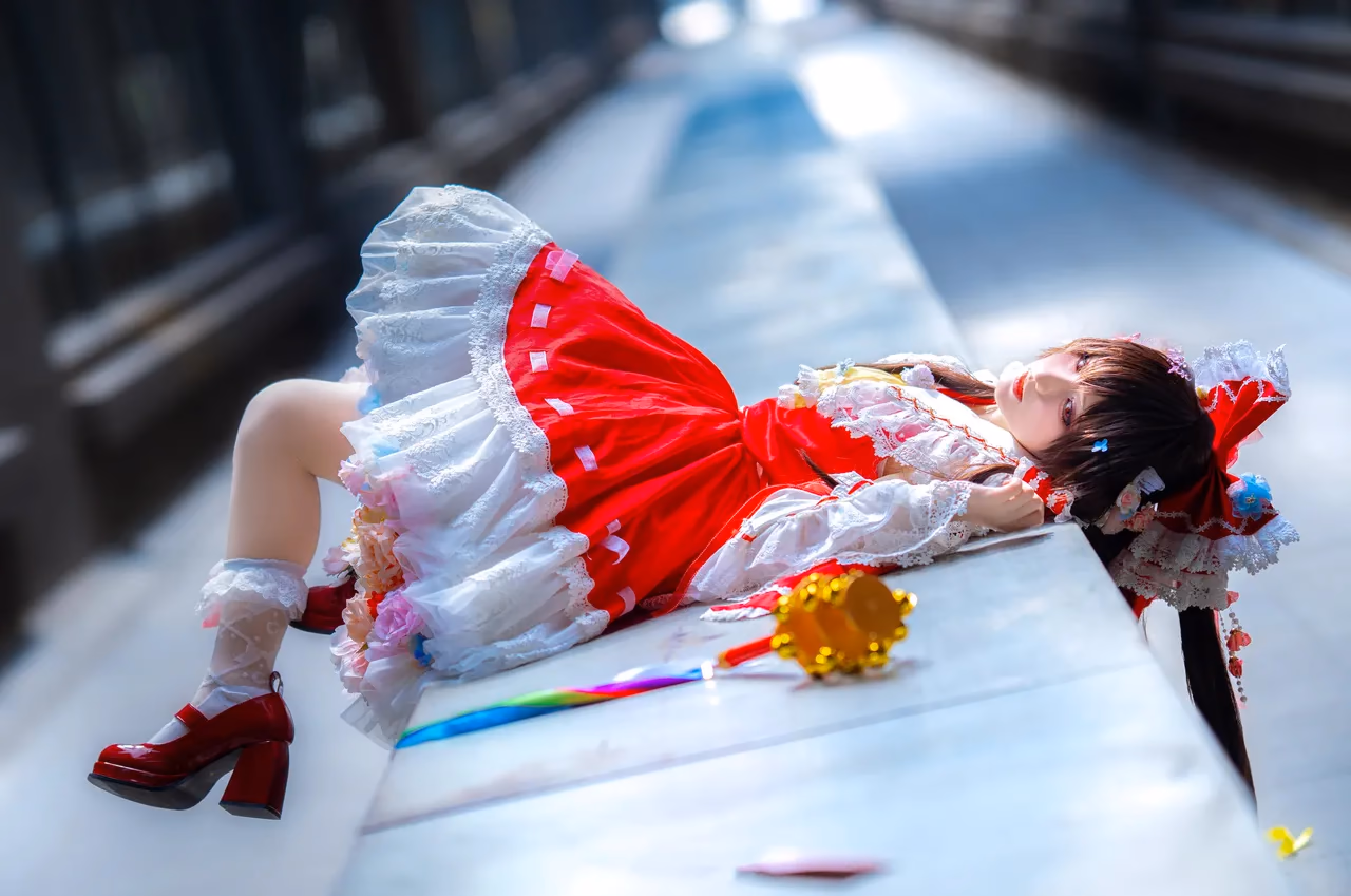 Hua Qi Hana as Reimu Hakurei — cosplay photo 5 of 88