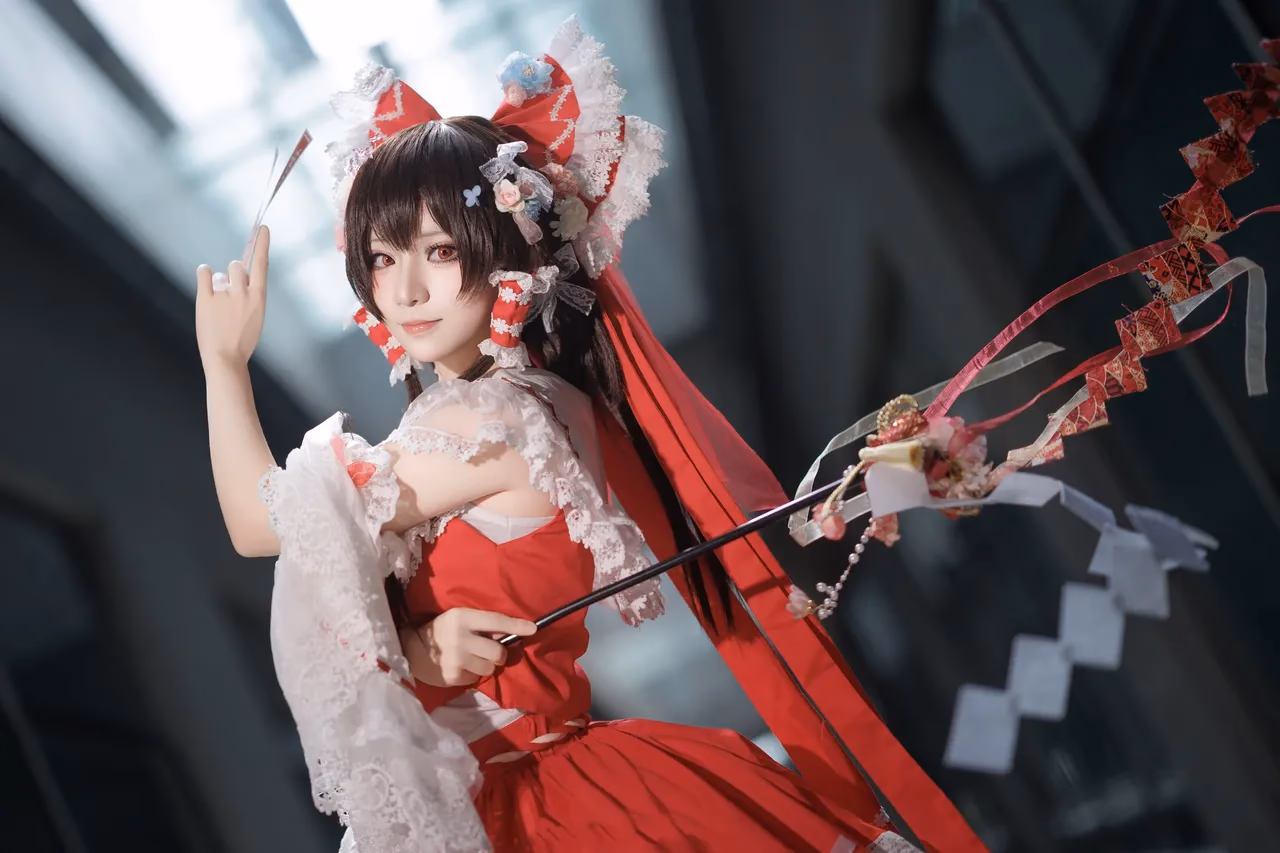Hua Qi Hana as Reimu Hakurei — cosplay photo 52 of 88