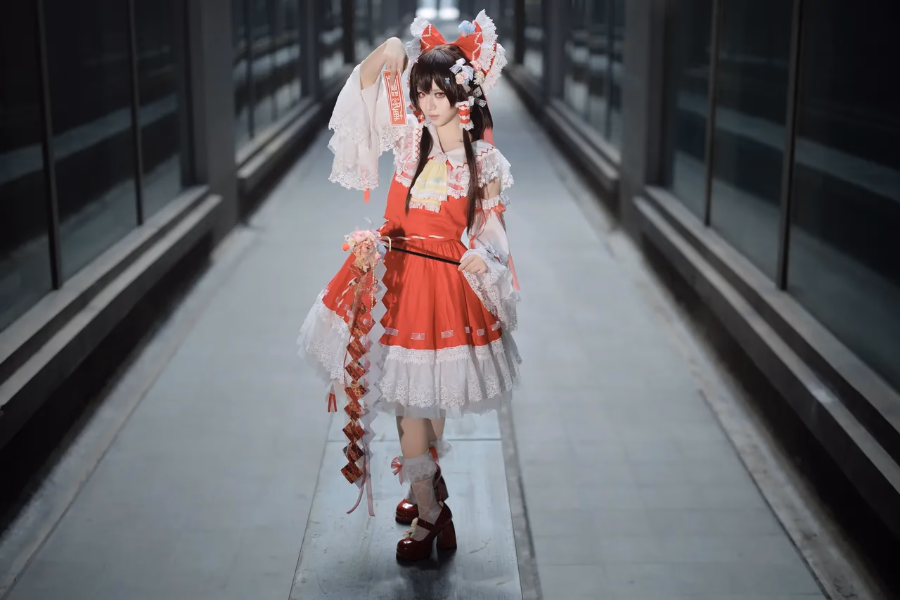 Hua Qi Hana as Reimu Hakurei — cosplay photo 54 of 88