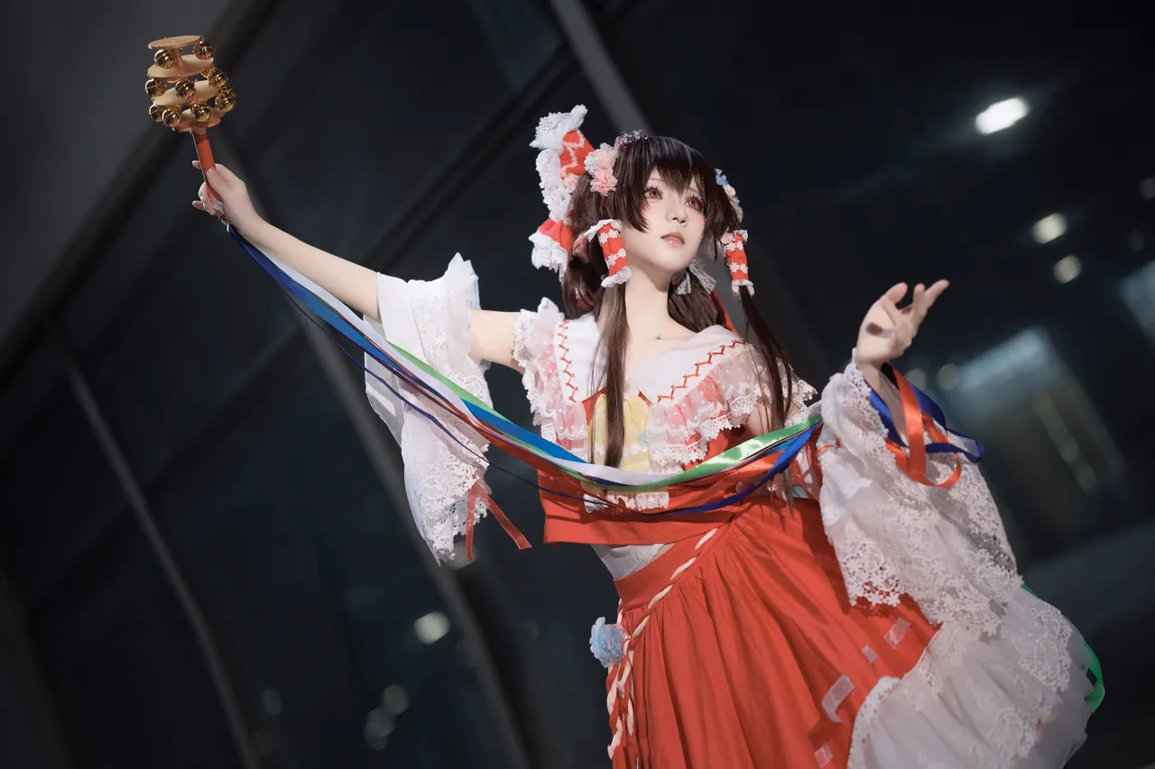 Hua Qi Hana as Reimu Hakurei — cosplay photo 55 of 88
