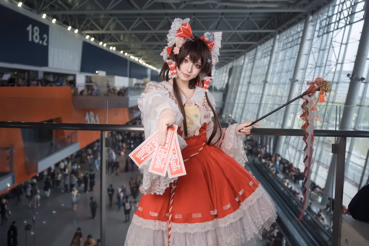 Hua Qi Hana as Reimu Hakurei — cosplay photo 79 of 88