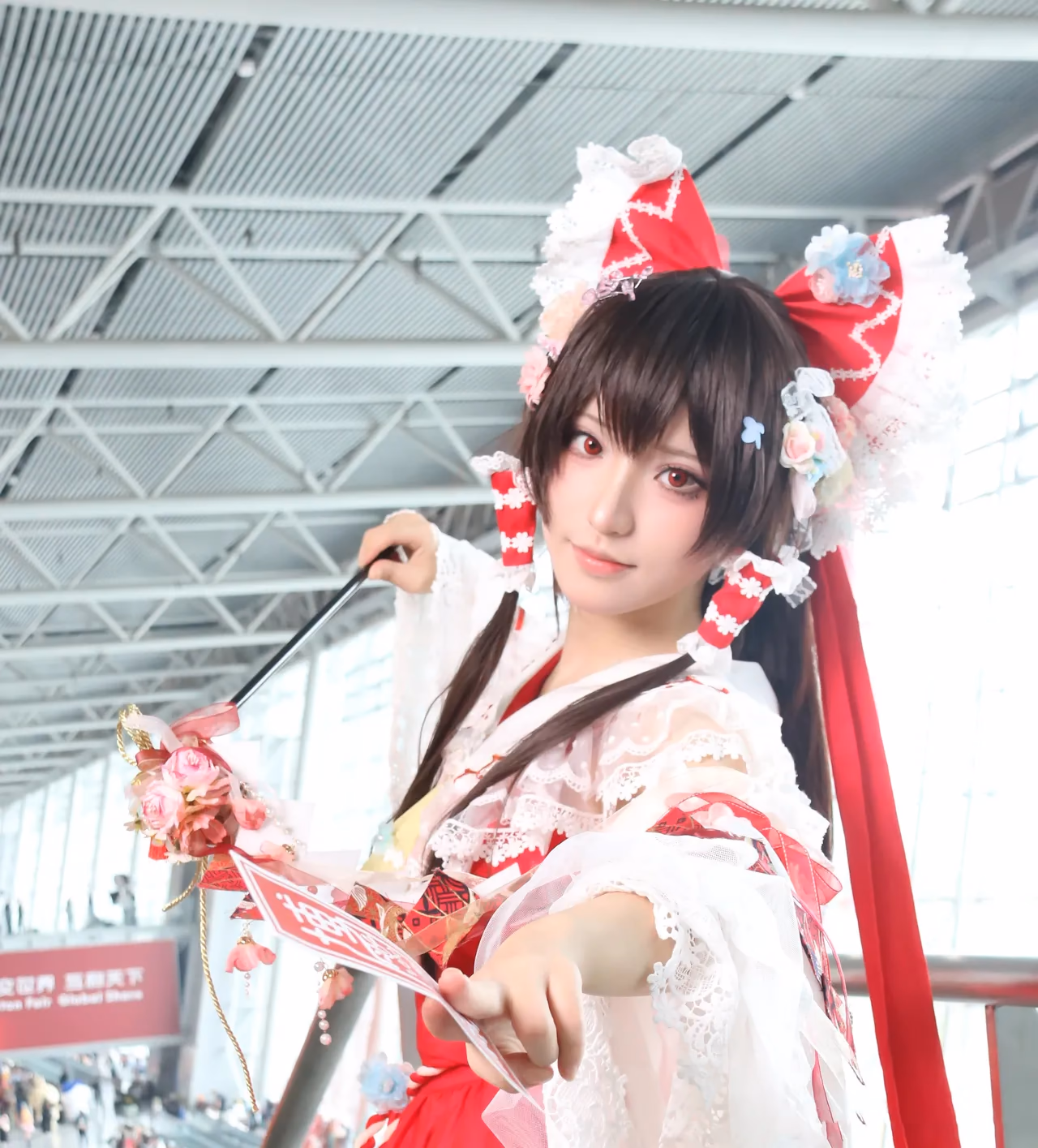 Hua Qi Hana as Reimu Hakurei — cosplay photo 86 of 88