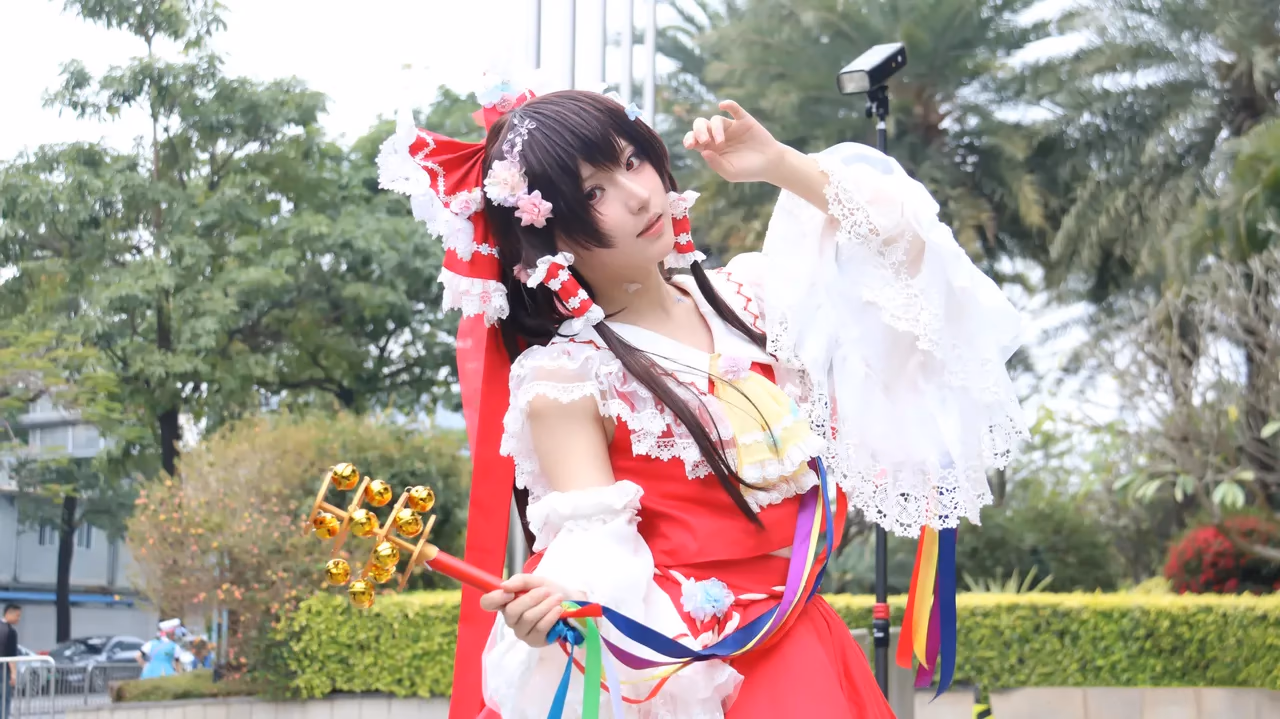Hua Qi Hana as Reimu Hakurei — cosplay photo 87 of 88