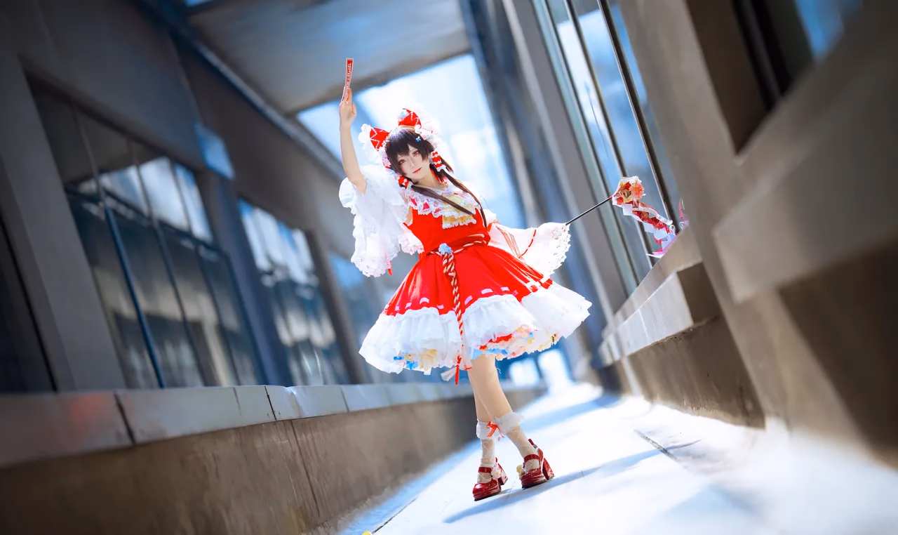 Hua Qi Hana as Reimu Hakurei — cosplay photo 9 of 88