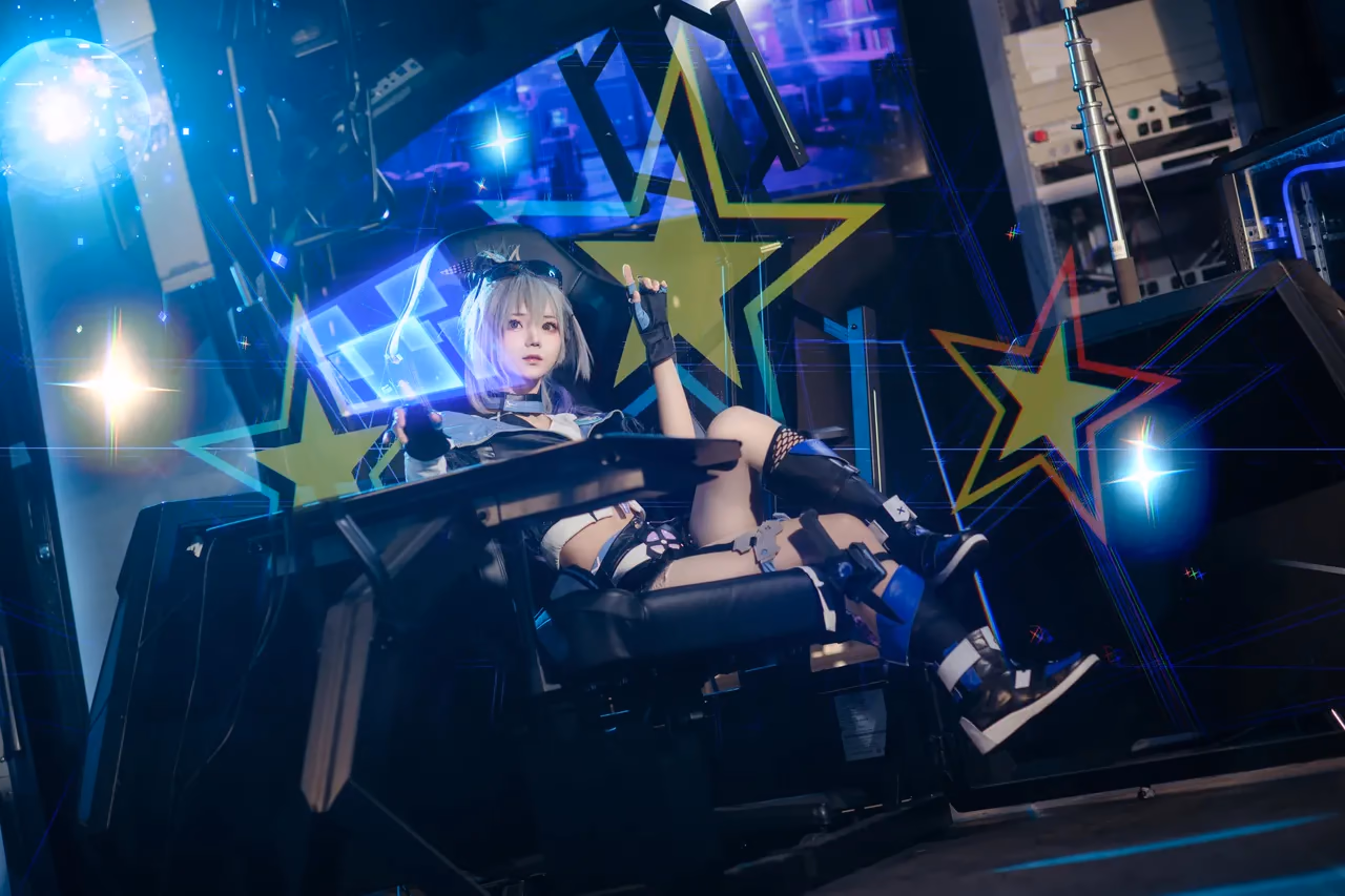 Hua Qi Hana as Silver Wolf — cosplay photo 13 of 17