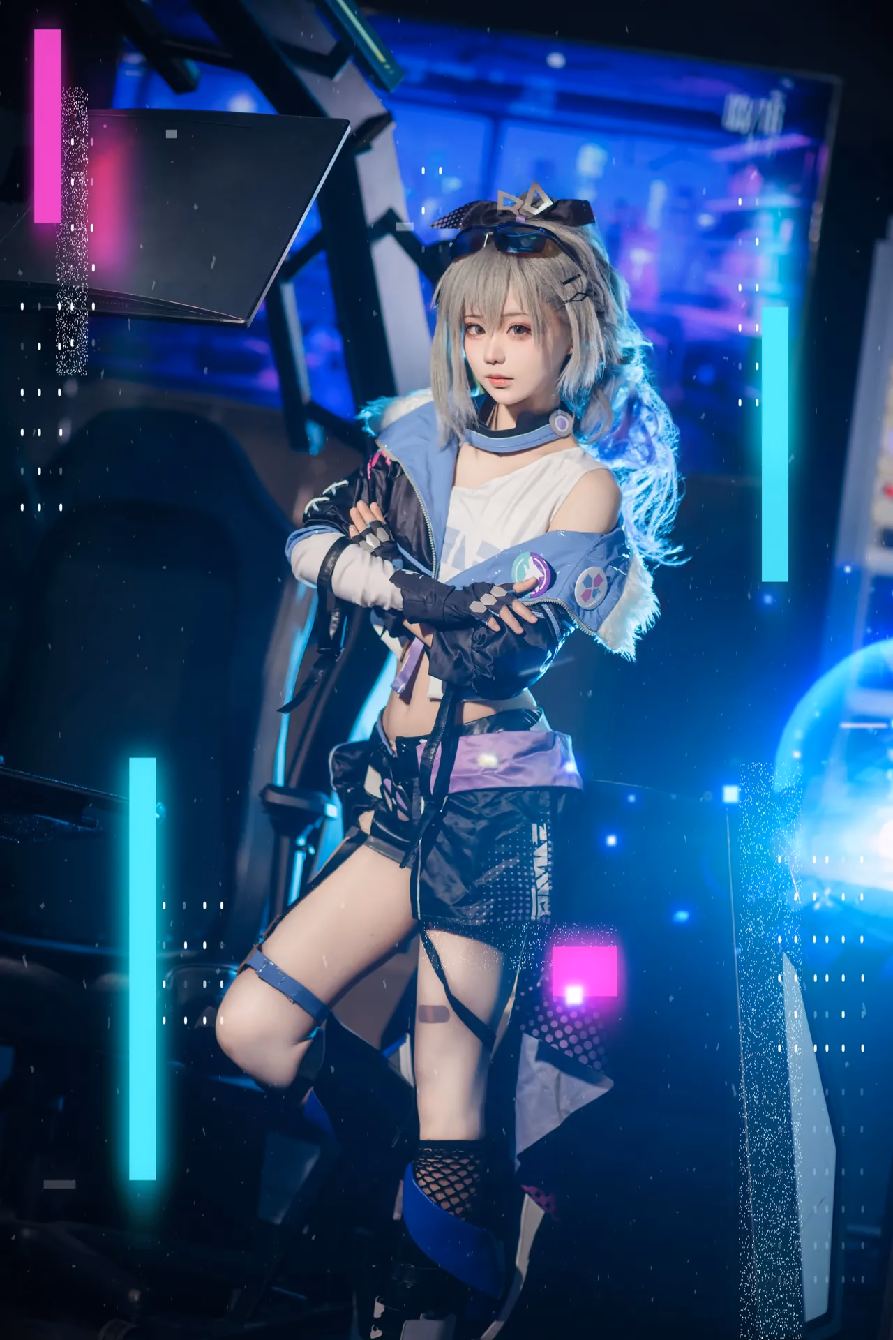 Hua Qi Hana as Silver Wolf — cosplay photo 14 of 17