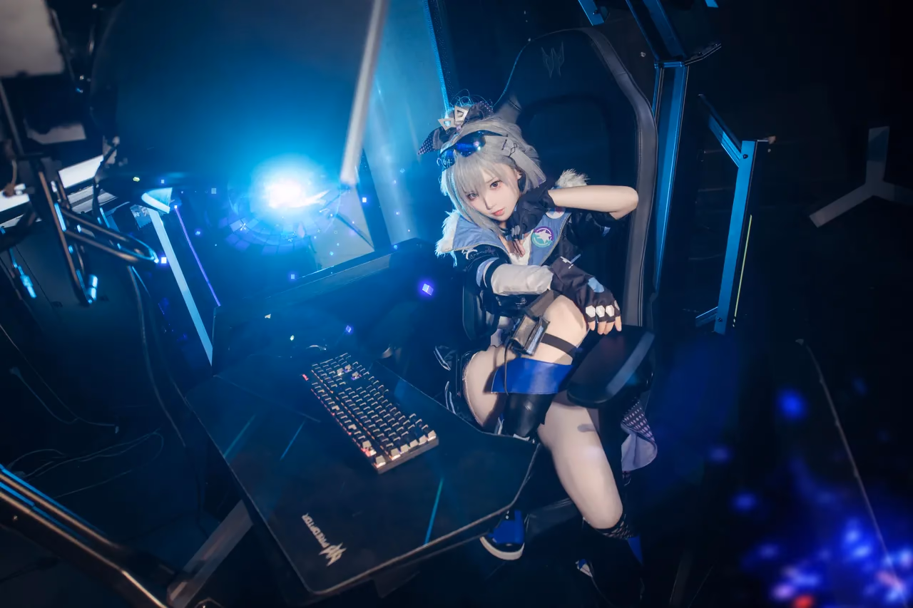 Hua Qi Hana as Silver Wolf — cosplay photo 15 of 17
