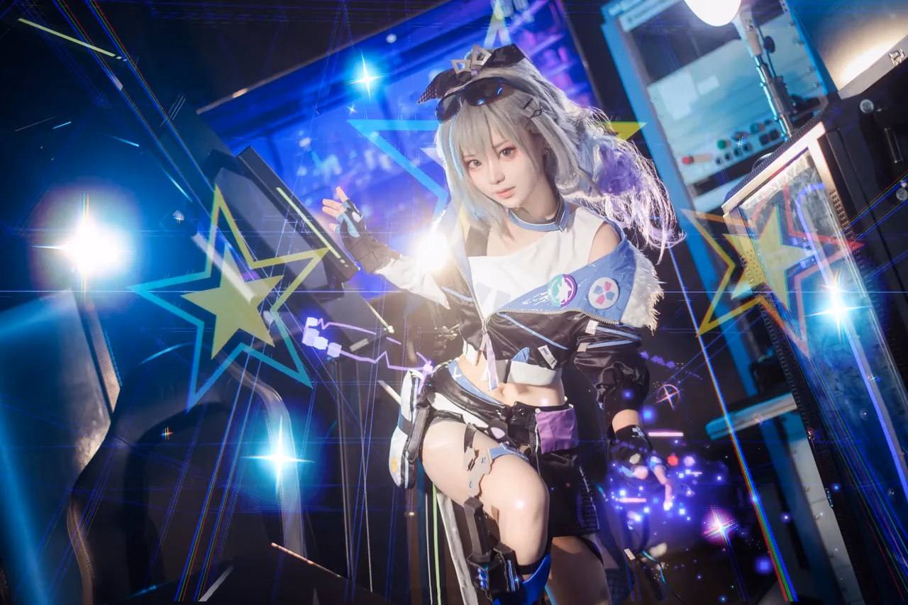 Hua Qi Hana as Silver Wolf — cosplay photo 16 of 17
