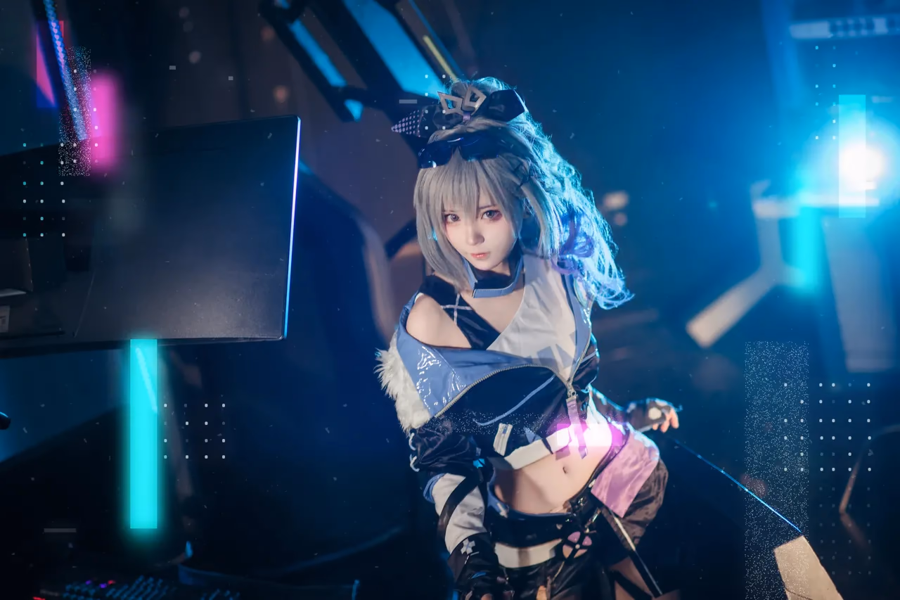 Hua Qi Hana as Silver Wolf — cosplay photo 17 of 17