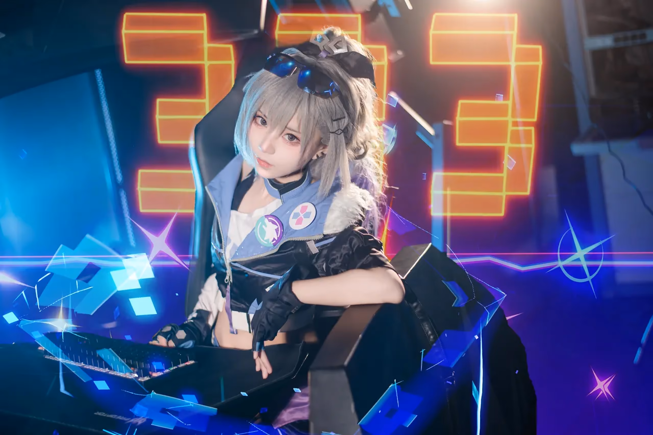 Hua Qi Hana as Silver Wolf — cosplay photo 2 of 17