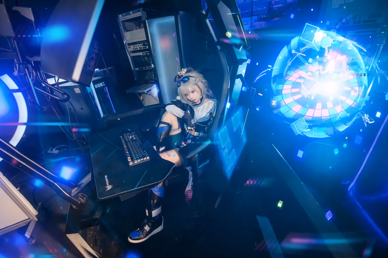 Hua Qi Hana as Silver Wolf — cosplay photo 4 of 17