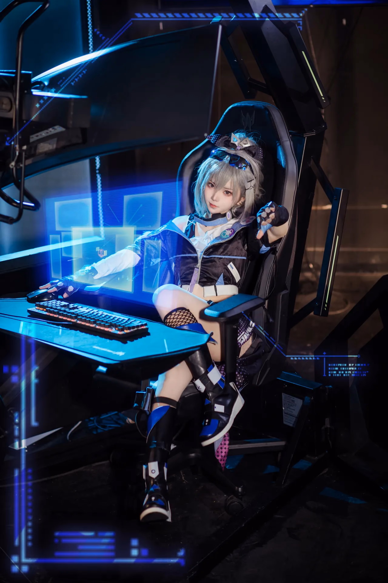 Hua Qi Hana as Silver Wolf — cosplay photo 7 of 17
