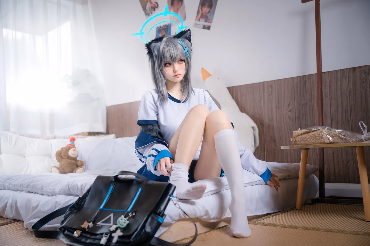 Jiuqi as Shiroko Sunaookami — cosplay photo 1 of 17