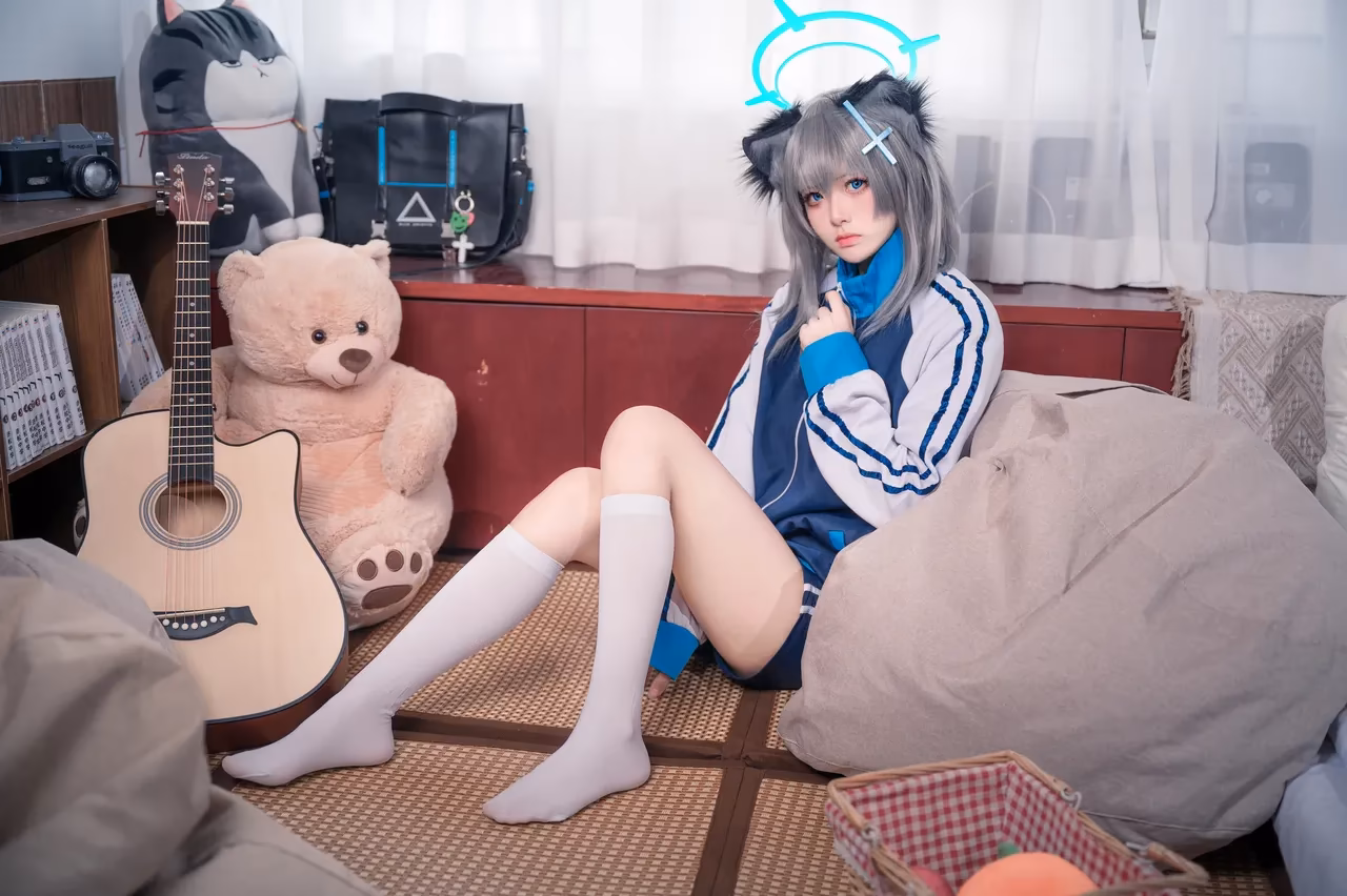 Jiuqi as Shiroko Sunaookami — cosplay photo 11 of 17