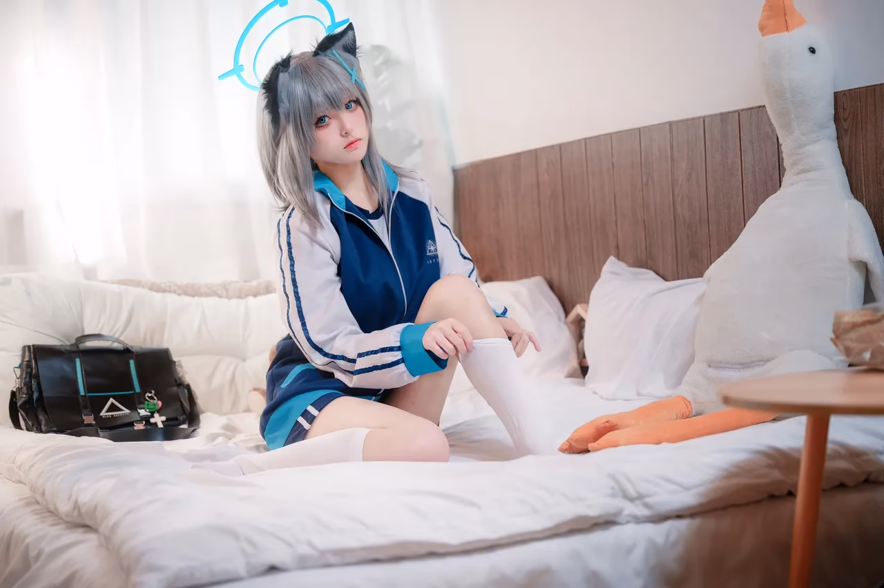 Jiuqi as Shiroko Sunaookami — cosplay photo 16 of 17