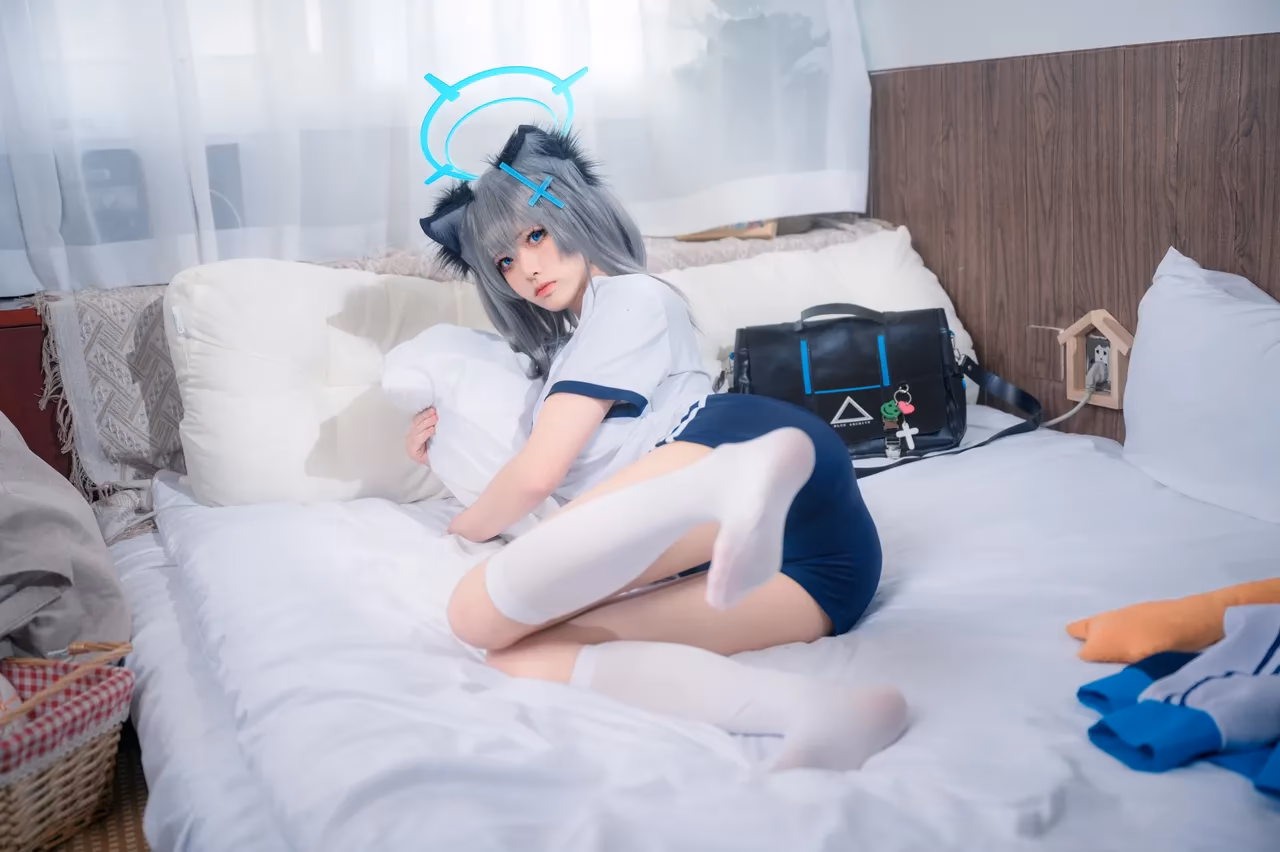 Jiuqi as Shiroko Sunaookami — cosplay photo 2 of 17