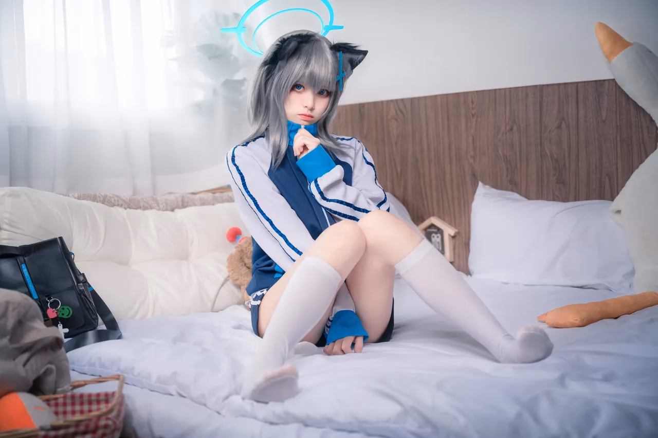 Jiuqi as Shiroko Sunaookami — cosplay photo 3 of 17