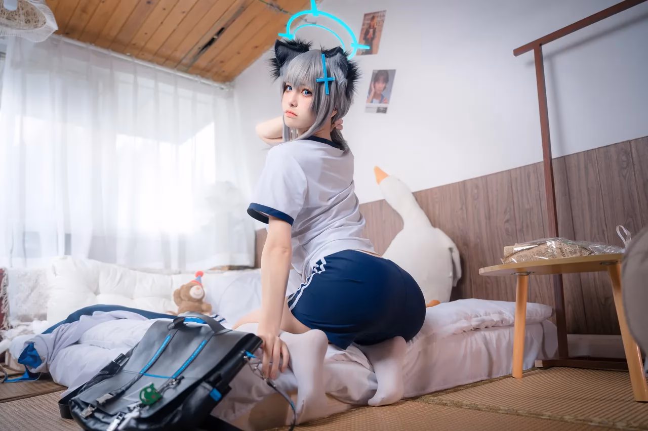 Jiuqi as Shiroko Sunaookami — cosplay photo 4 of 17