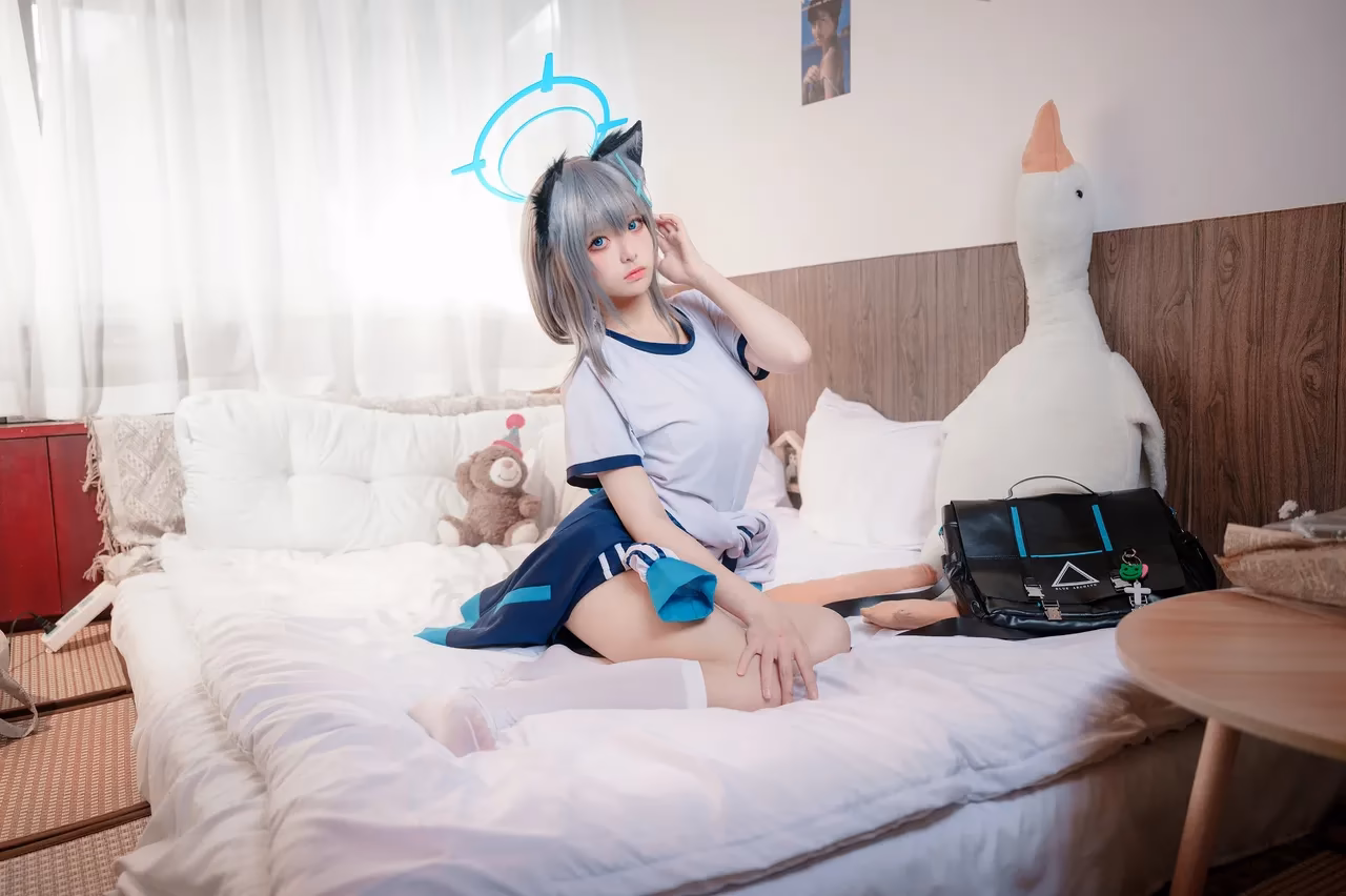 Jiuqi as Shiroko Sunaookami — cosplay photo 6 of 17
