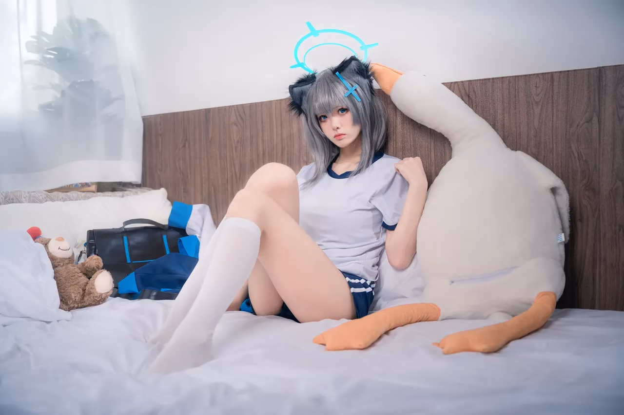Jiuqi as Shiroko Sunaookami — cosplay photo 8 of 17