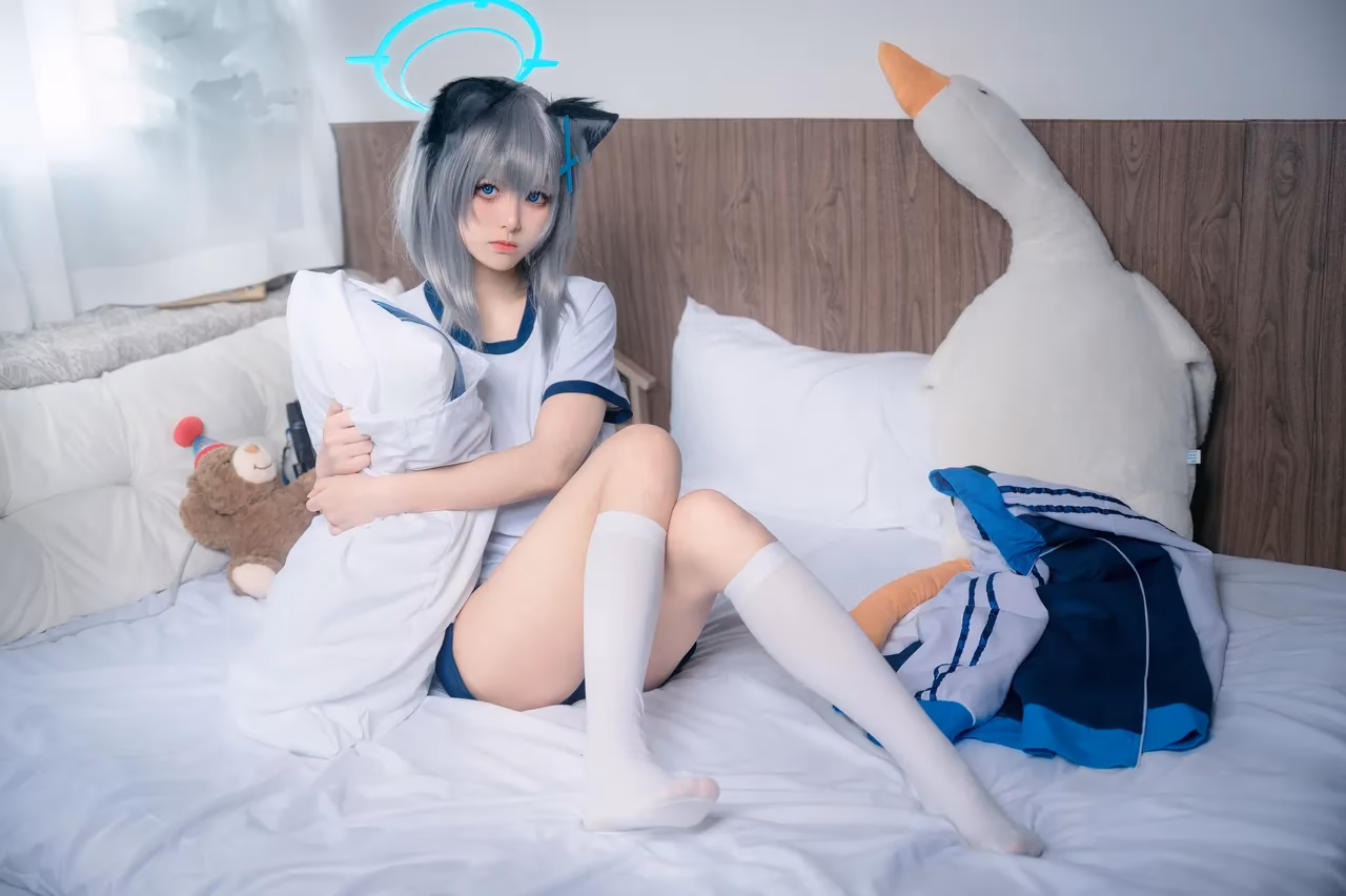 Jiuqi as Shiroko Sunaookami — cosplay photo 9 of 17