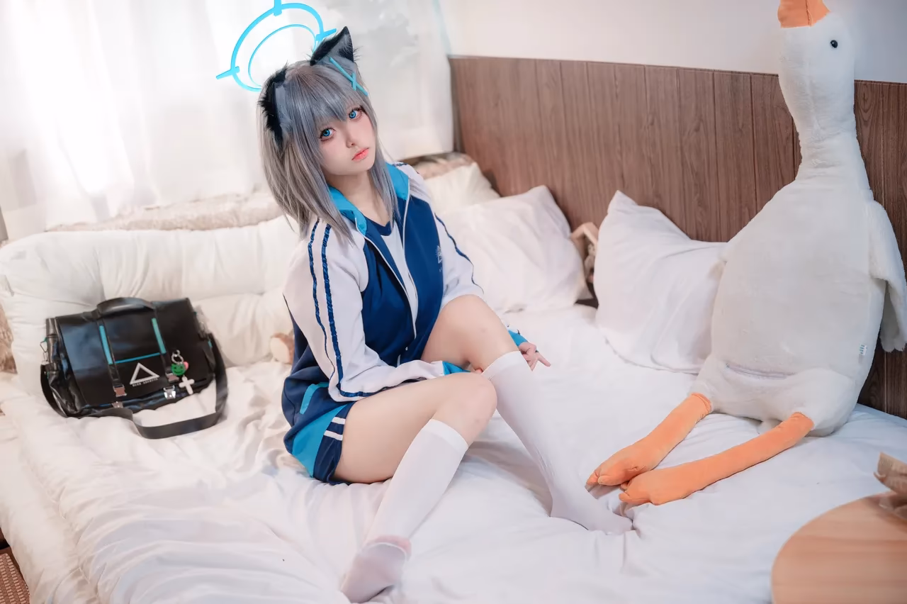 Jiuqi as Shiroko Sunaookami — cosplay photo 14 of 17