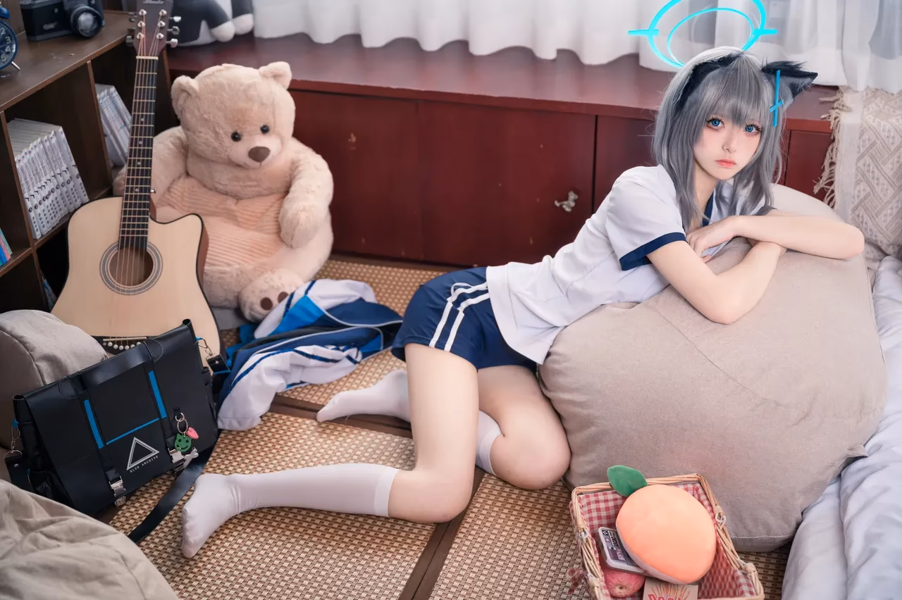 Jiuqi as Shiroko Sunaookami — cosplay photo 2 of 17