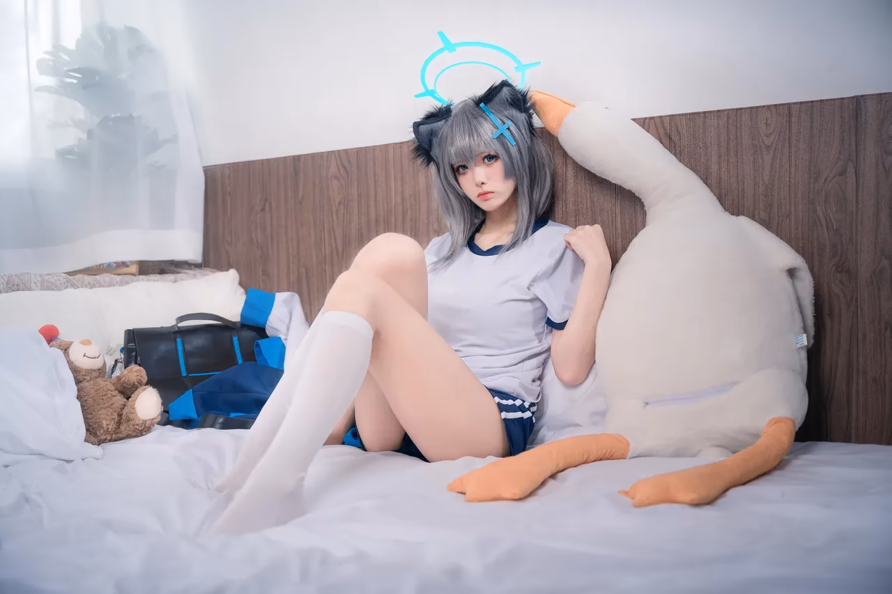 Jiuqi as Shiroko Sunaookami — cosplay photo 4 of 17