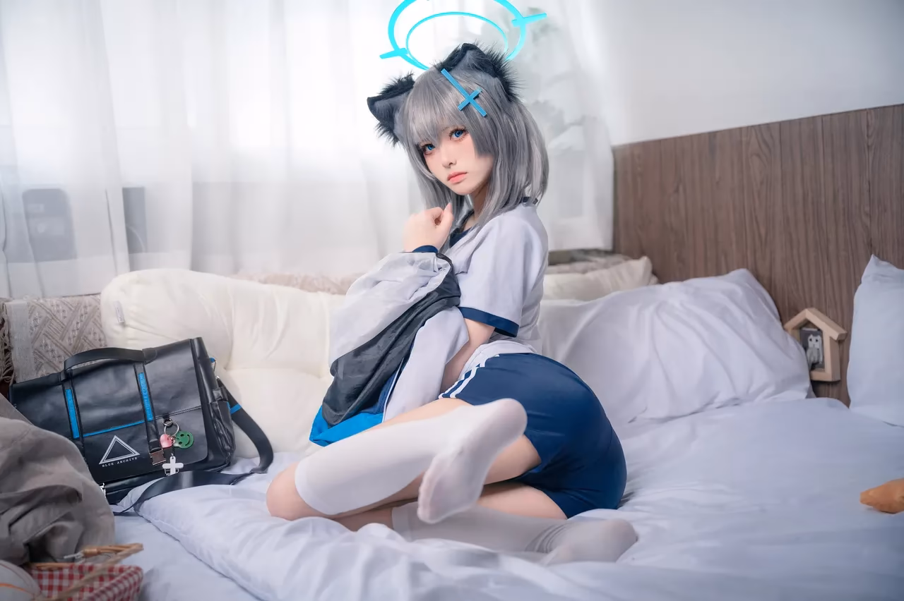 Jiuqi as Shiroko Sunaookami — cosplay photo 5 of 17