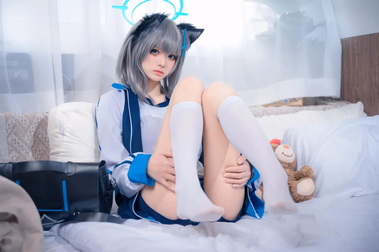 Jiuqi as Shiroko Sunaookami — cosplay photo 6 of 17