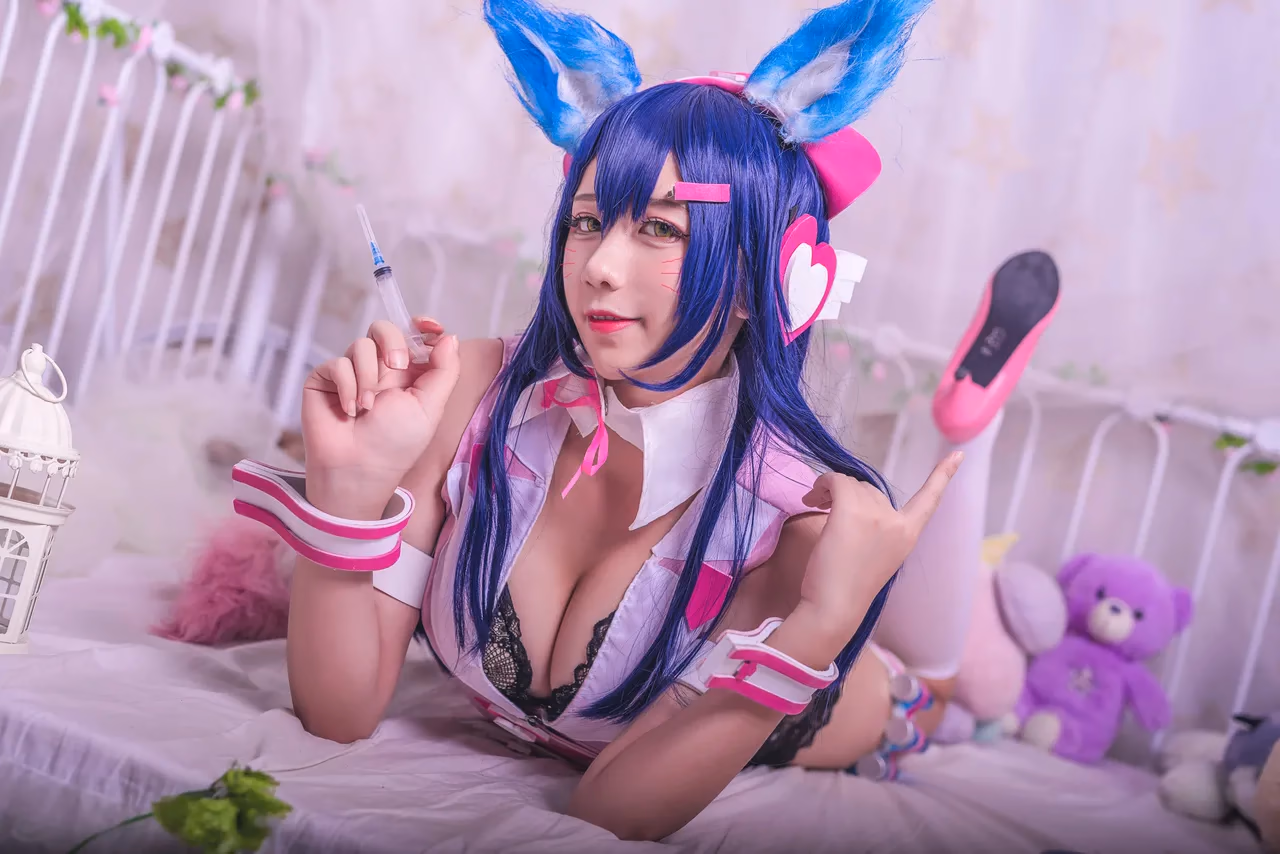 Jiuqu Jean as Ahri — cosplay photo 2 of 16