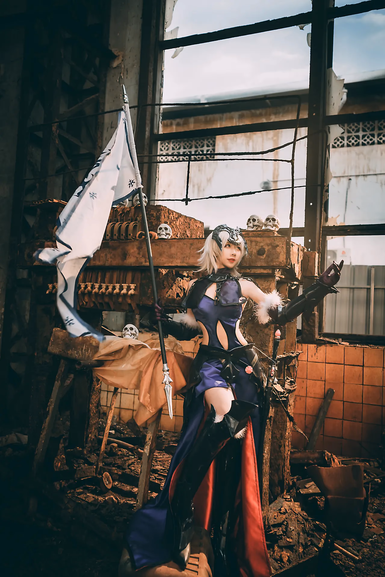 Jiuqu Jean as Jeanne d'Arc (Alter) — cosplay photo 2 of 20