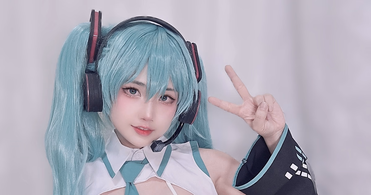 KitsuneS2S2 as Hatsune Miku — cosplay photo 2 of 15