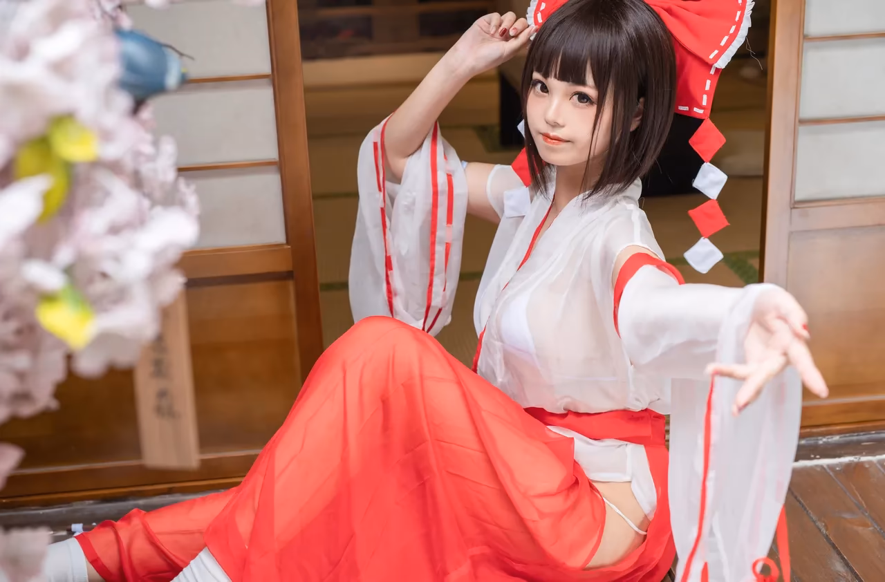 Meeu as Reimu Hakurei — cosplay photo 10 of 61