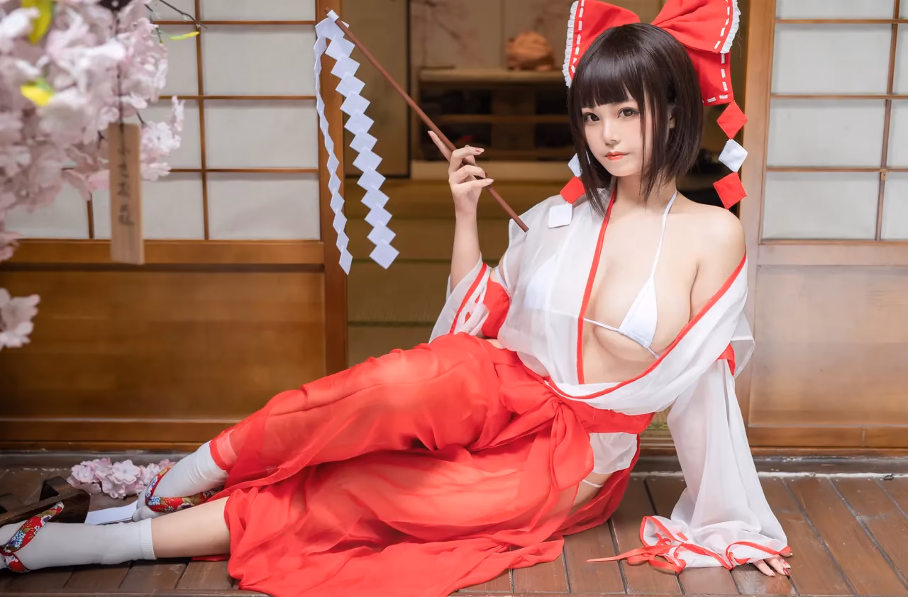 Meeu as Reimu Hakurei — cosplay photo 13 of 61
