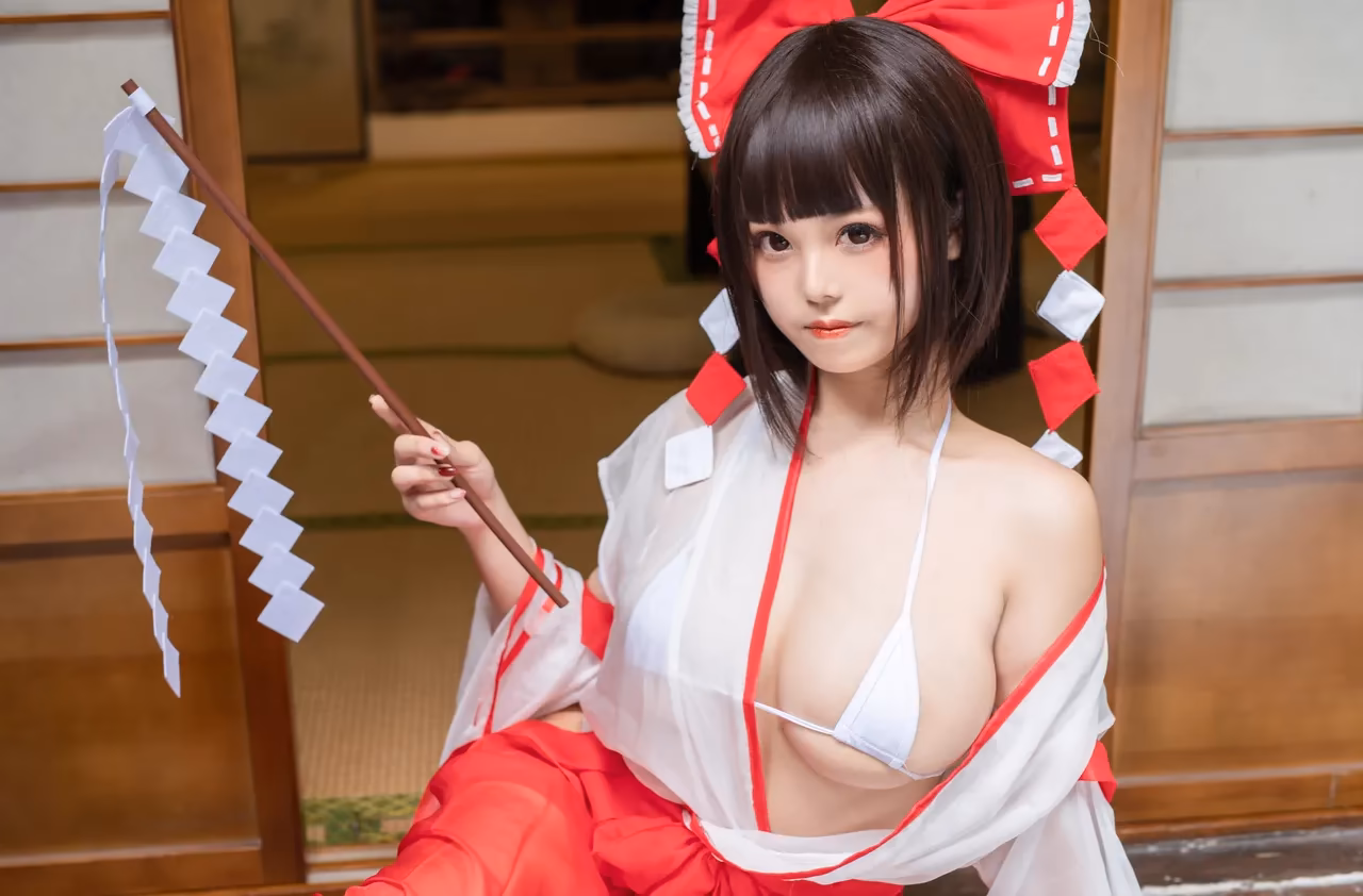 Meeu as Reimu Hakurei — cosplay photo 14 of 61