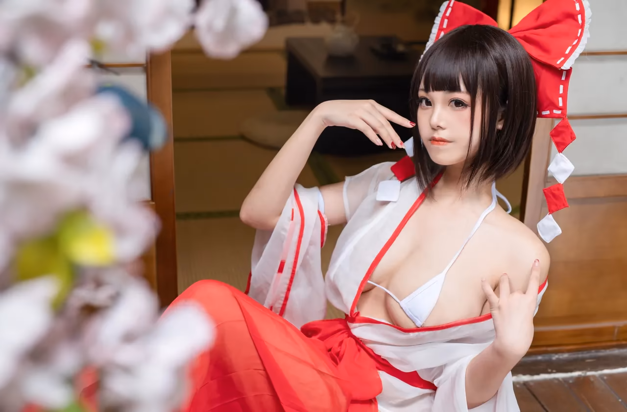 Meeu as Reimu Hakurei — cosplay photo 15 of 61
