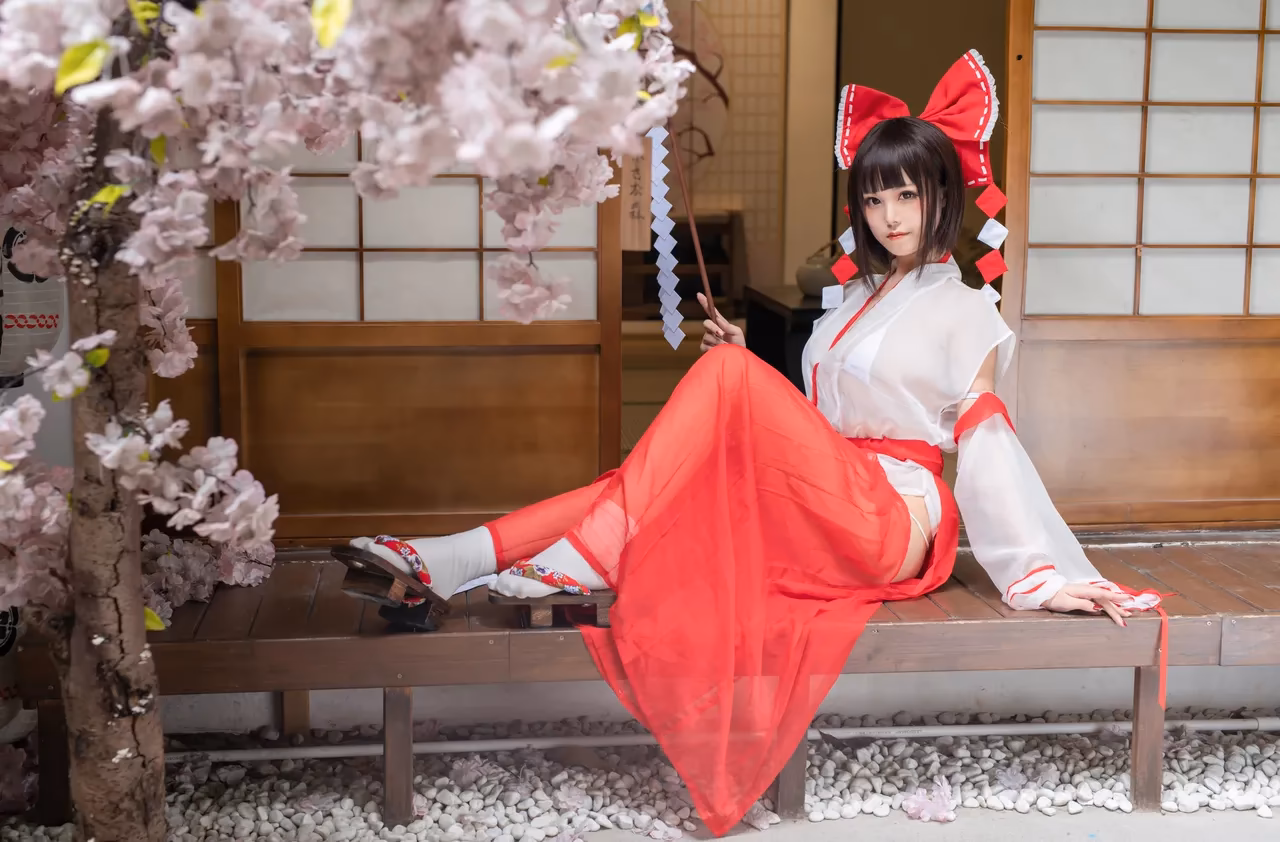 Meeu as Reimu Hakurei — cosplay photo 8 of 61