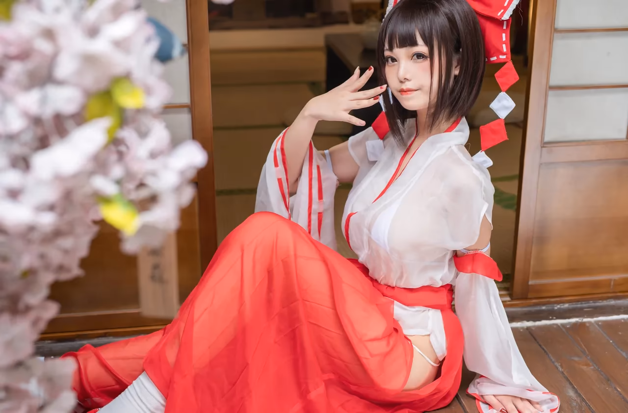 Meeu as Reimu Hakurei — cosplay photo 9 of 61