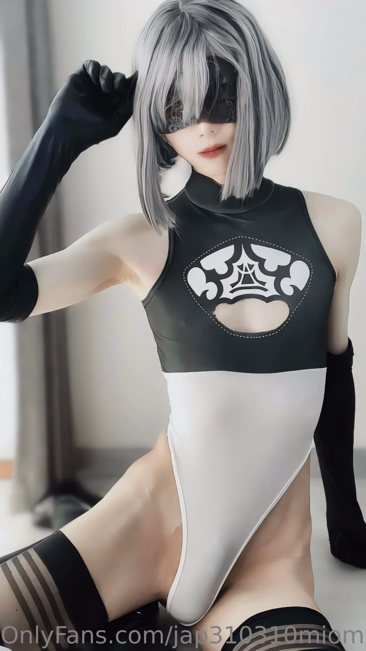 Mio as 2B — cosplay photo 4 of 19