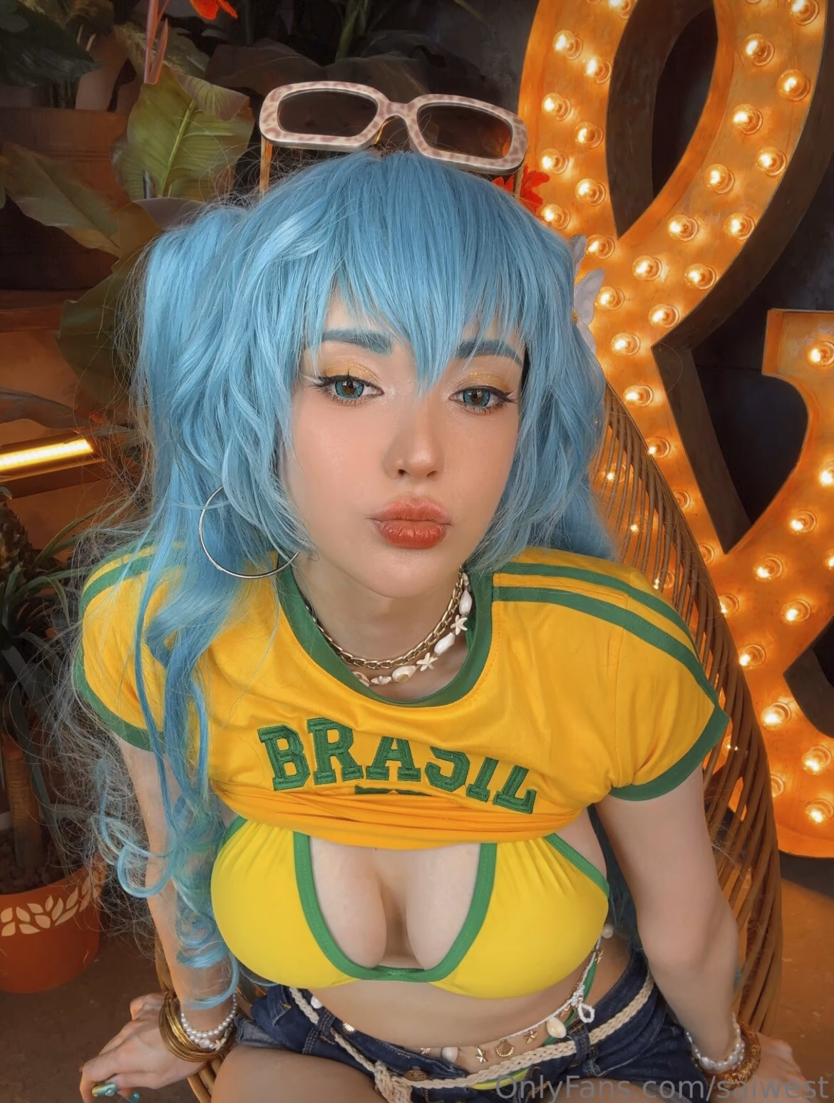 Sai Westwood as Hatsune Miku — cosplay photo 6 of 42