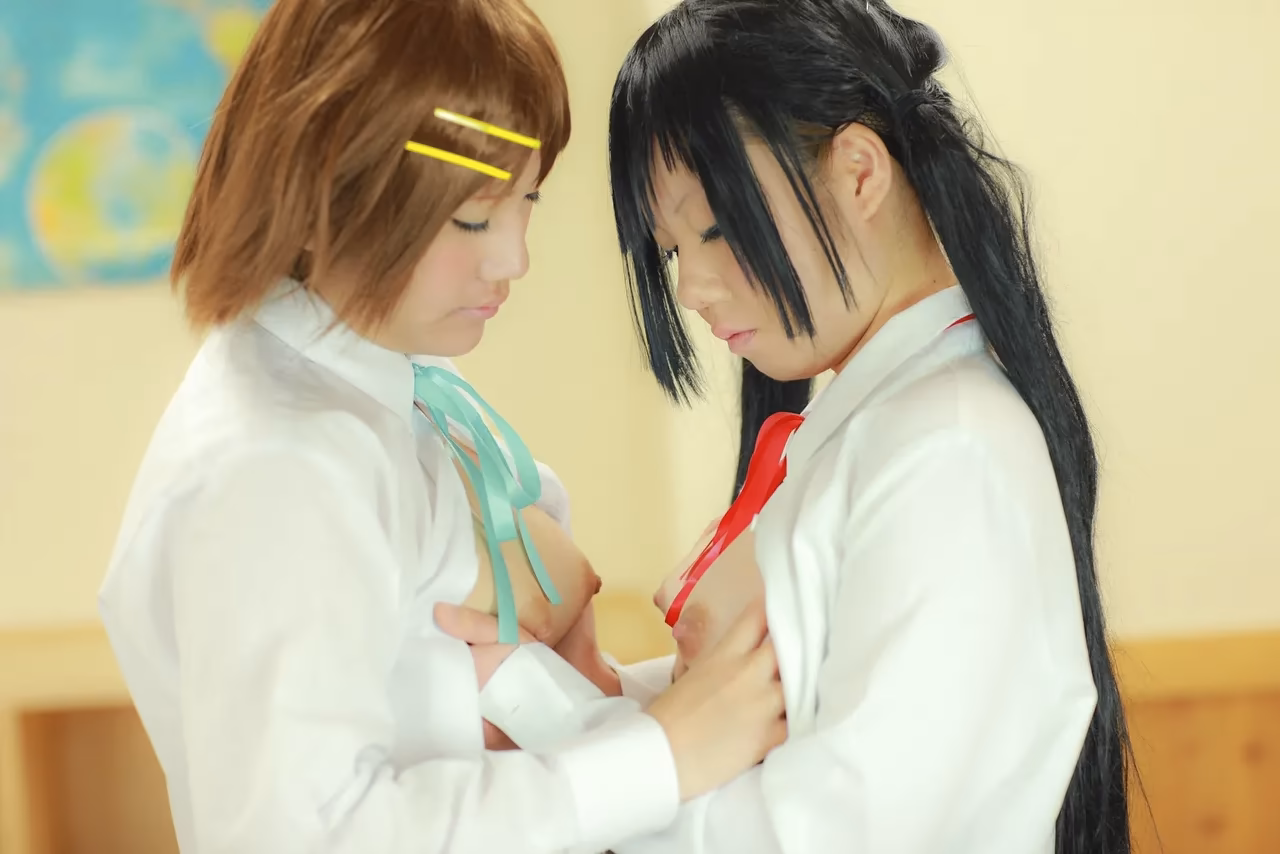 Tanaka Mana as Azusa Nakano and Yui Hirasawa — cosplay photo 342 of 498
