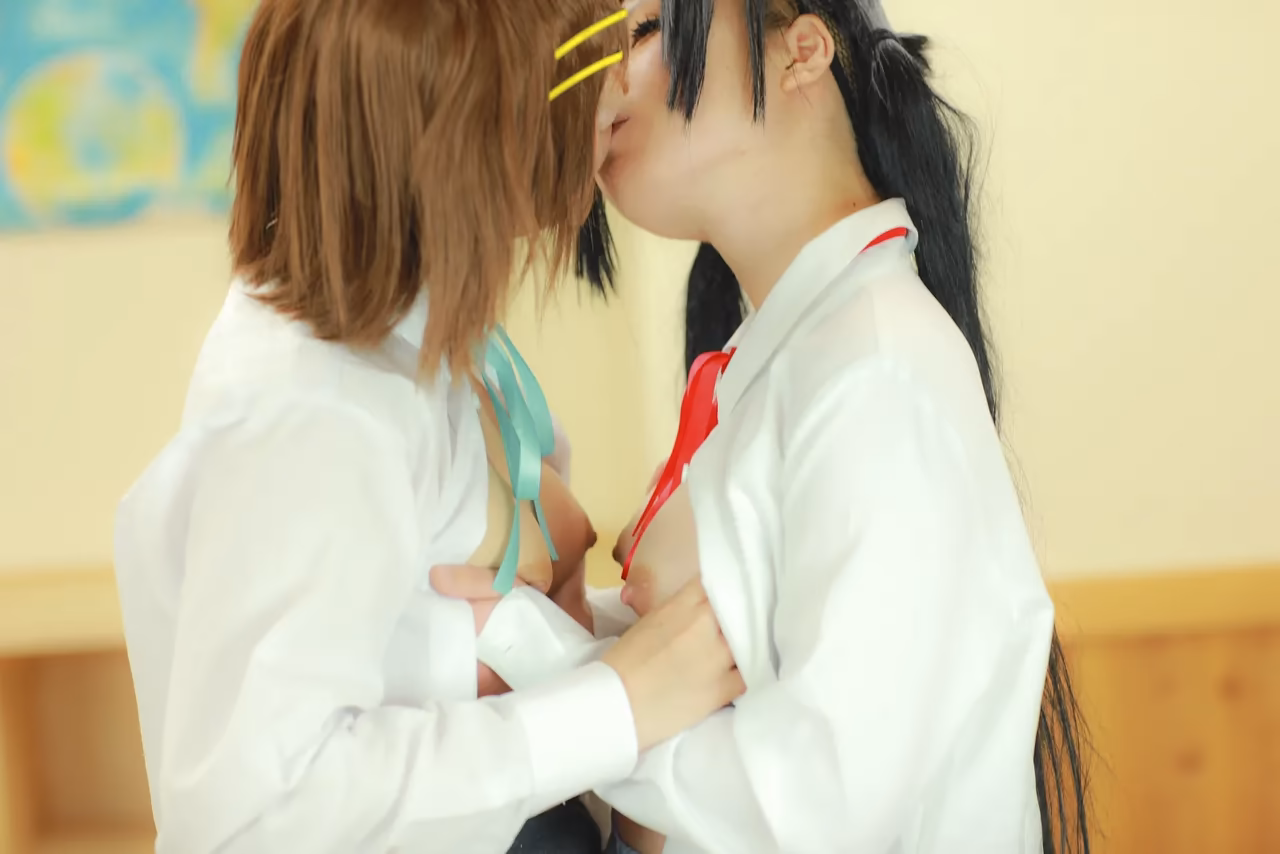 Tanaka Mana as Azusa Nakano and Yui Hirasawa — cosplay photo 344 of 498