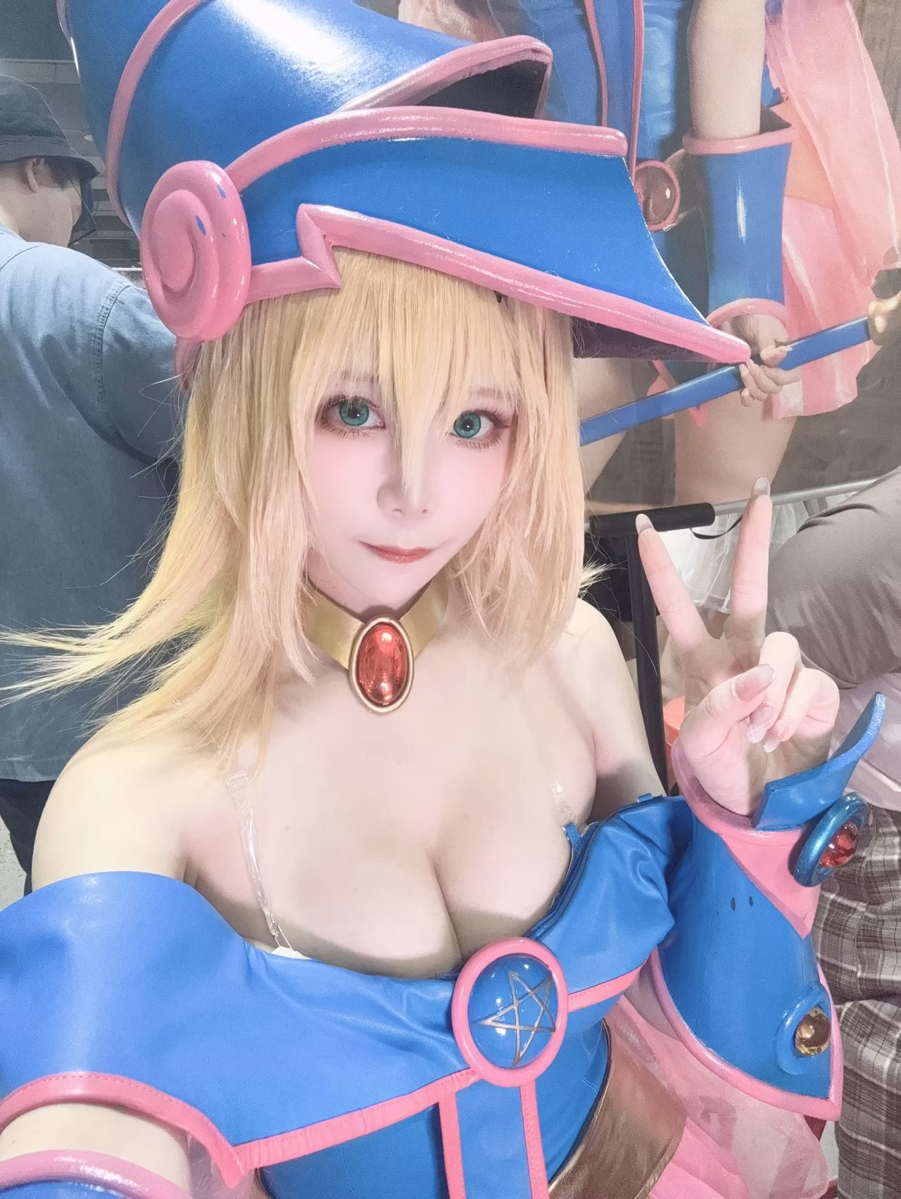 Yomiya as Dark Magician Girl — cosplay photo 28 of 31