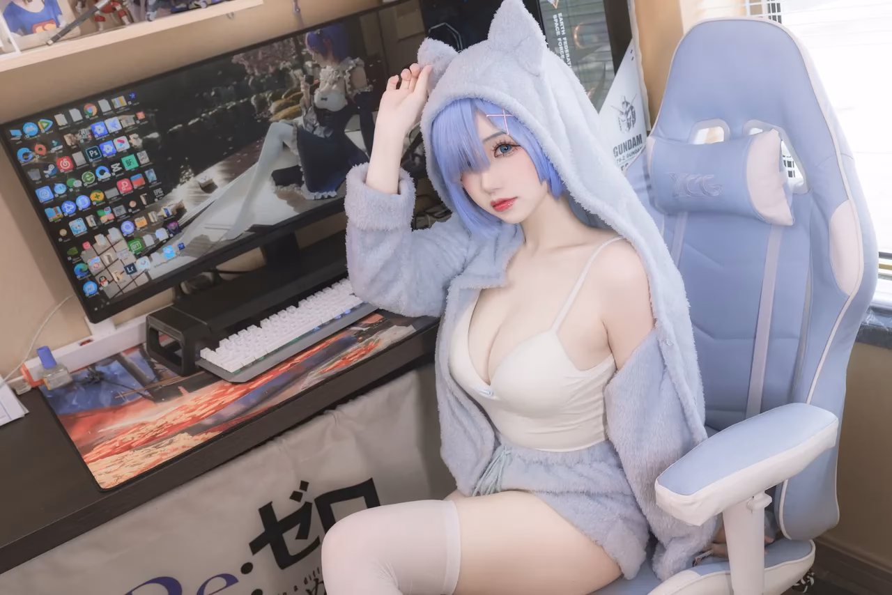 Yuki Astra as Rem — cosplay photo 1 of 13