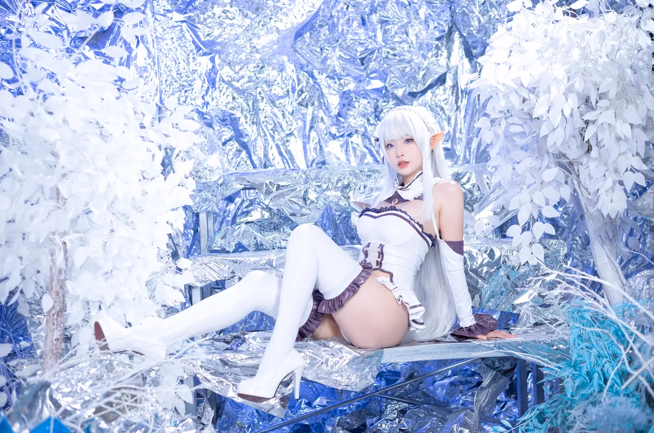 Yuno Shimizu as Emilia — cosplay photo 18 of 41