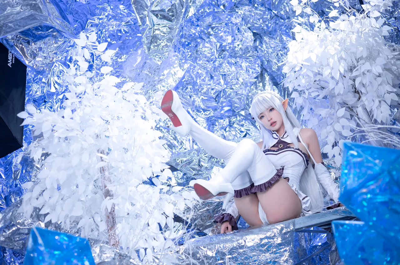 Yuno Shimizu as Emilia — cosplay photo 5 of 41