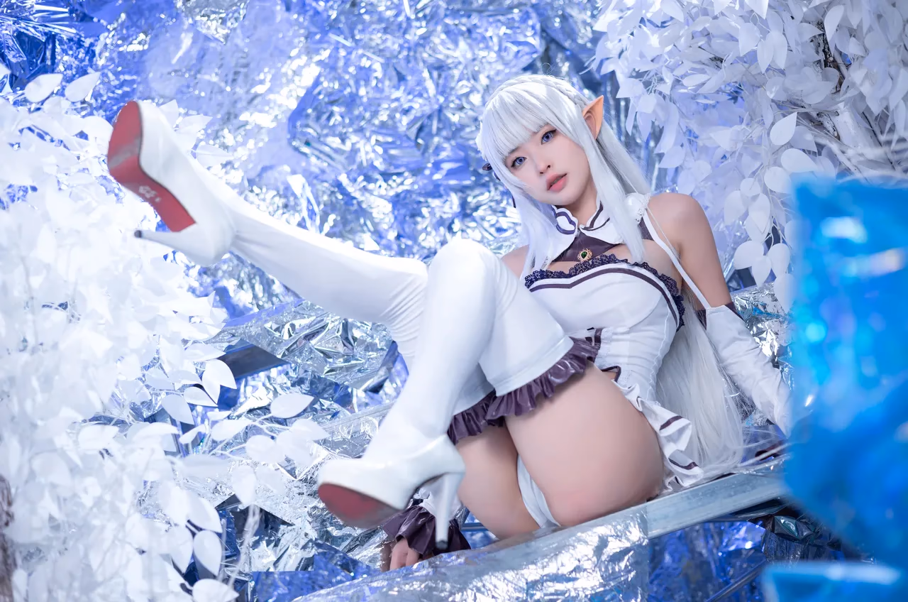 Yuno Shimizu as Emilia — cosplay photo 6 of 41